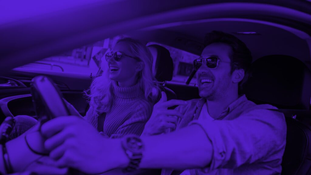 Paar lacht im Auto
